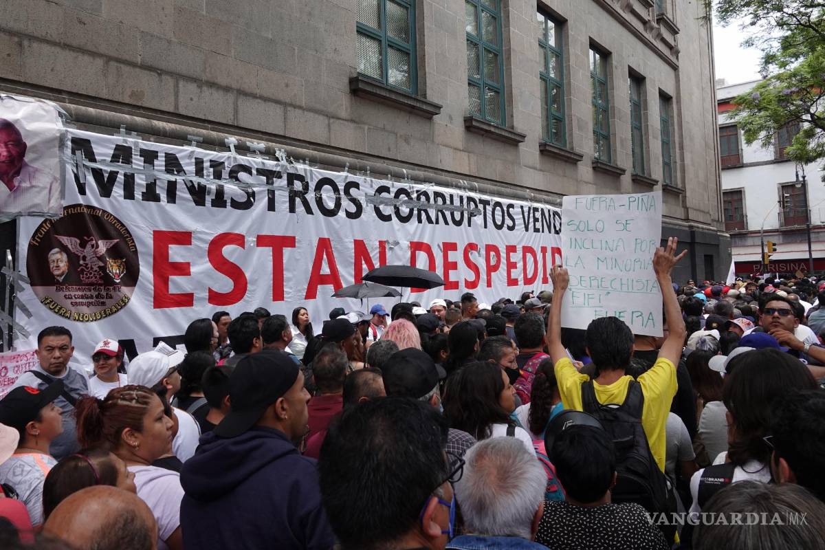 $!Simpatizantes de Morena llevan ‘féretros’ a la Suprema Corte