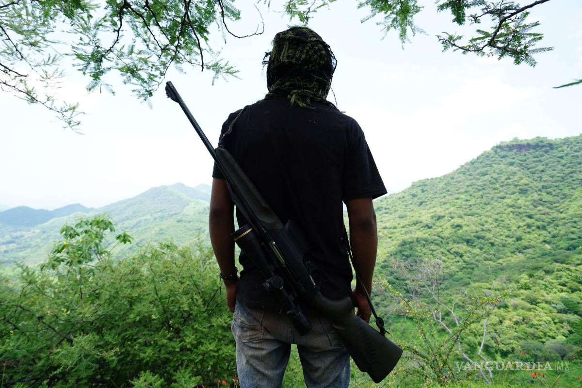 $!12AGOSTO2024.- Tras sufrir ataques del Cártel Jalisco Nueva Generación (CJNG), vecinos de las localidades de Santa Rosa, El Desmonte, El Carrizo, La Taberna, Santuario, Agua Caliente, La Tortuga, El Changungo, La Chequiadora, El Hueco, Las Pilas, Katakio, El Vallecillo, Mesa de Mendoza y Mesa de San Juan ubicados en los límites entre los estados de Michoacán y Jalisco, hacen rondines a pie armados para inhibir la presencia de este grupo criminal.