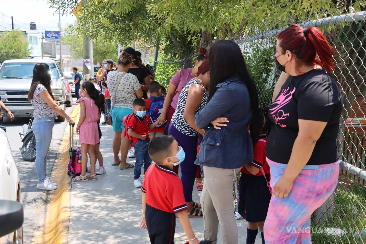 $!Madres de familia señalaron que por lo pronto se convocó a dos mamás por salón para cubrir el servicio de limpieza y aseo en el plantel.