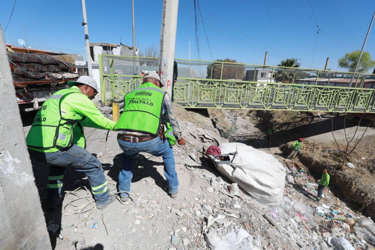 $!Brigadas del programa “Aquí Andamos” realizaron desazolve y retiro de residuos en el arroyo.