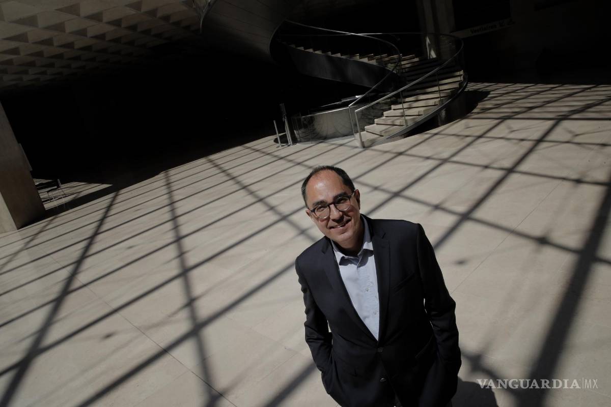$!El presidente-director del museo del Louvre, Jean-Luc Martinez, posa durante una visita al museo, París, 23 de junio de 2020.