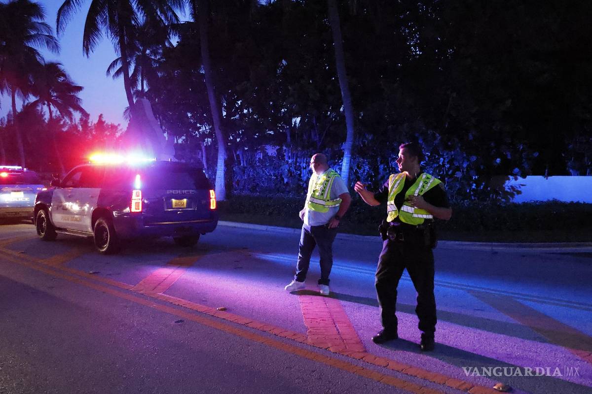 $!La policía dirige el tráfico frente a la entrada de la propiedad Mar-a-Lago del expresidente Donald Trump en Palm Beach, Florida.