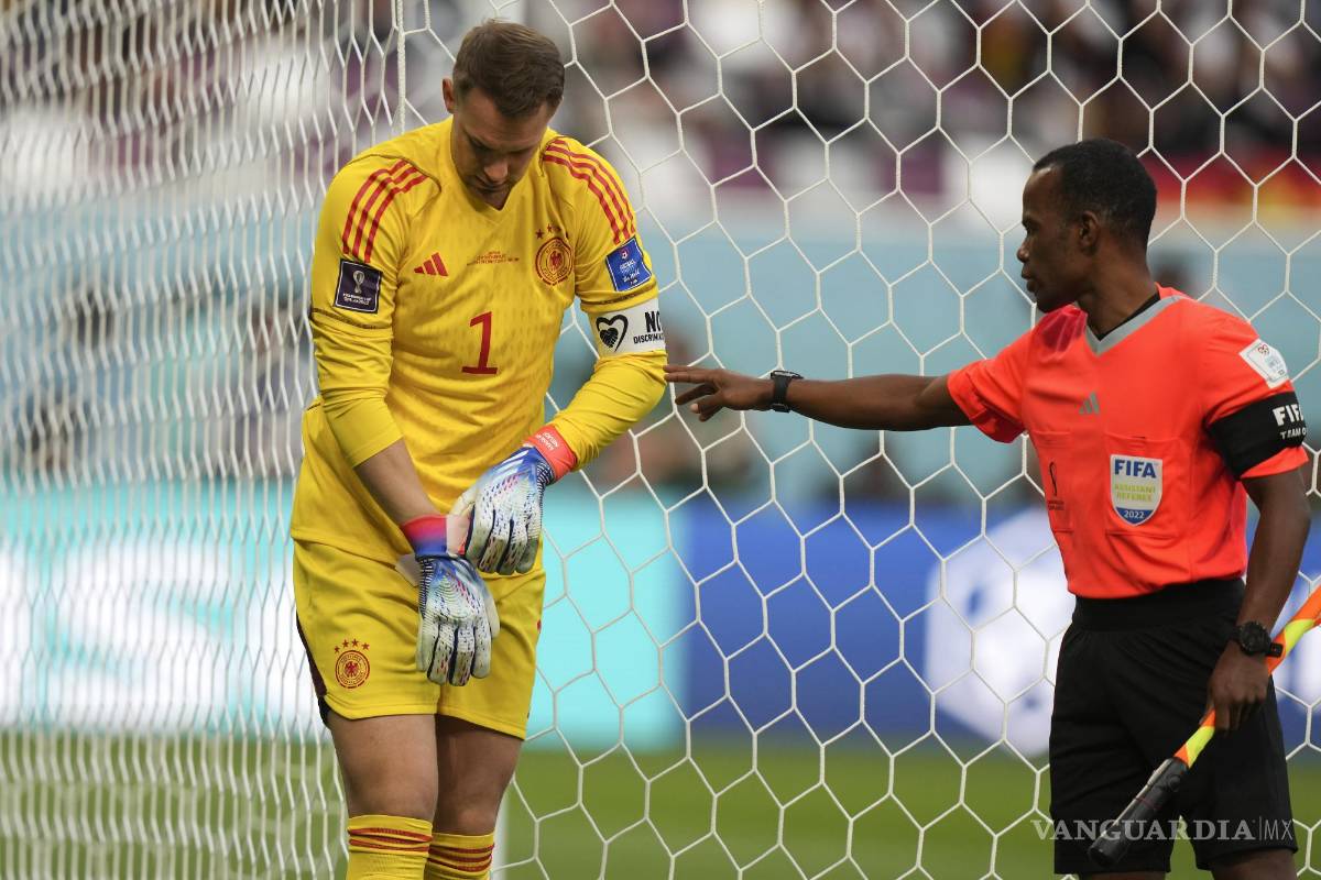 $!Neuer intentó tapar el brazalete de la FIFA con la manga de su indumentaria.