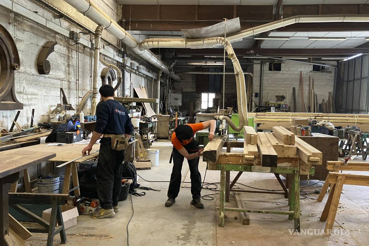 $!Los carpinteros que construyen el nuevo armazón para el tejado de la iglesia, arrasado por un incendio, emplean las mismas herramientas y técnicas que sus predecesores medievales.