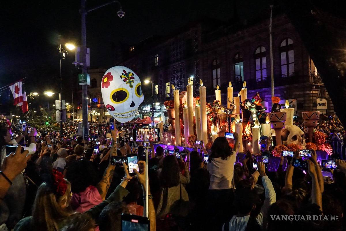$!Calaveras, catrines, catrinas, flores, mariposas monarcas y muchos colores son los que engalanaron el “Desfile de Día de Muertos”.