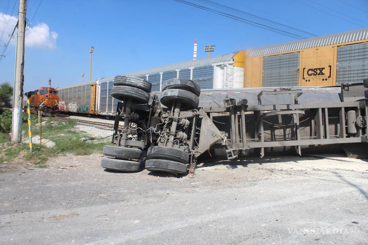 Locomotora embiste y vuelca a tráiler que se le atravesó en Saltillo (VIDEO)