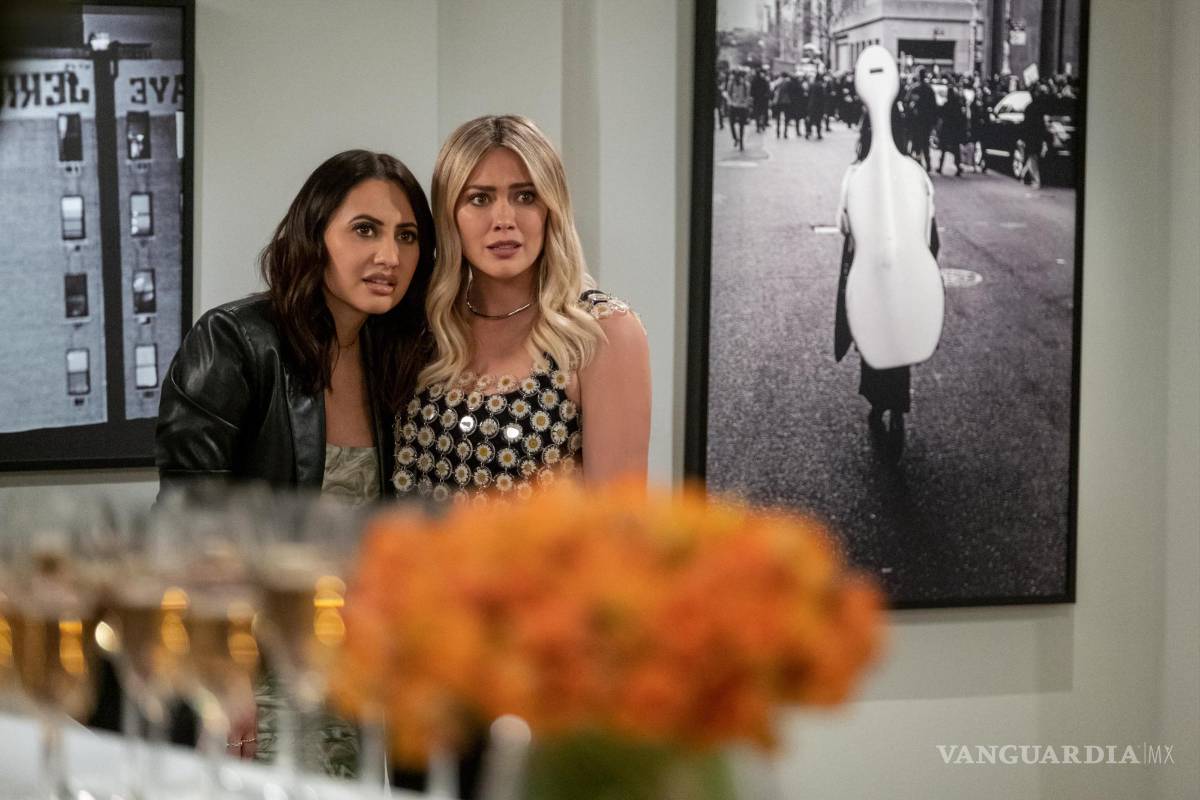 $!Hilary Duff (d) como Sophie y Francia Raisa (i) como Valentina, durante la escena de un episodio de la serie How I Met Your Father. EFE-Patrick Wymore Hulu