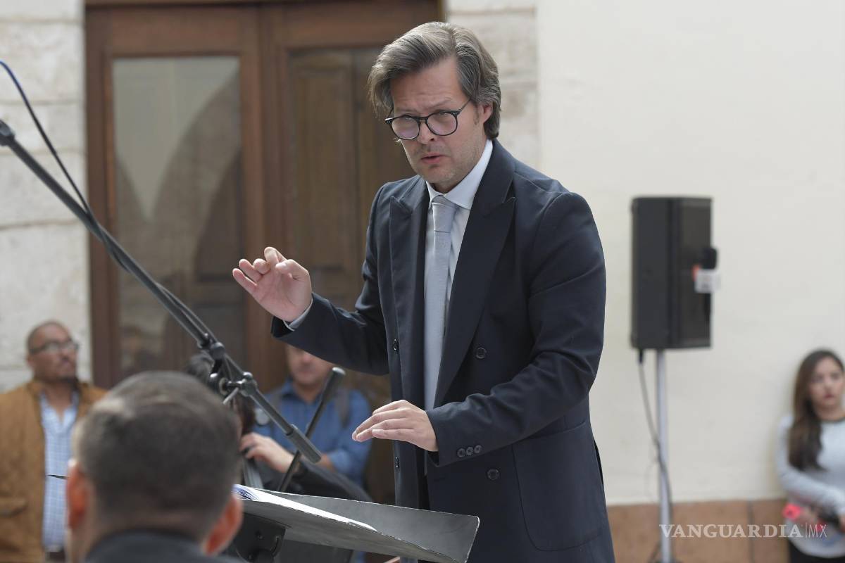 $!Saltillo, Coah. Mex. 15 de diciembre del 2022 Entrega de la presea Manuel Acuña al maestro Natanael Espinoza, director de la Orquesta Filarmónica del Desierto. El evento fue convocado por el Municipio de Saltillo, y encabezado por el alcalde José María Fraustro Siller, la secretaria de cultura Ana Sofía García Camil y la directora municipal Leticia Rodarte