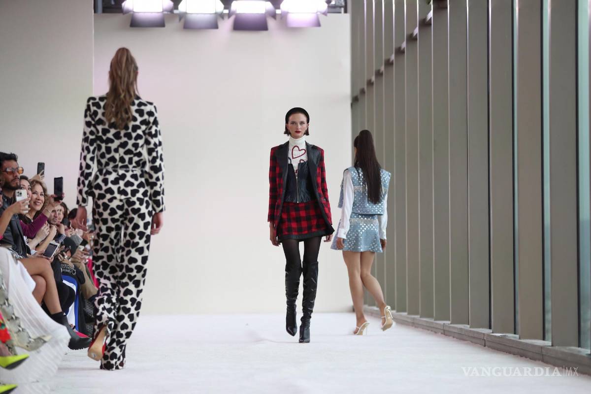 $!Una modelo luce creaciones de la diseñadora mexicana Vero Díaz en el segundo día de actividades del Mercedes-Benz Fashion Week, en Ciudad de México.