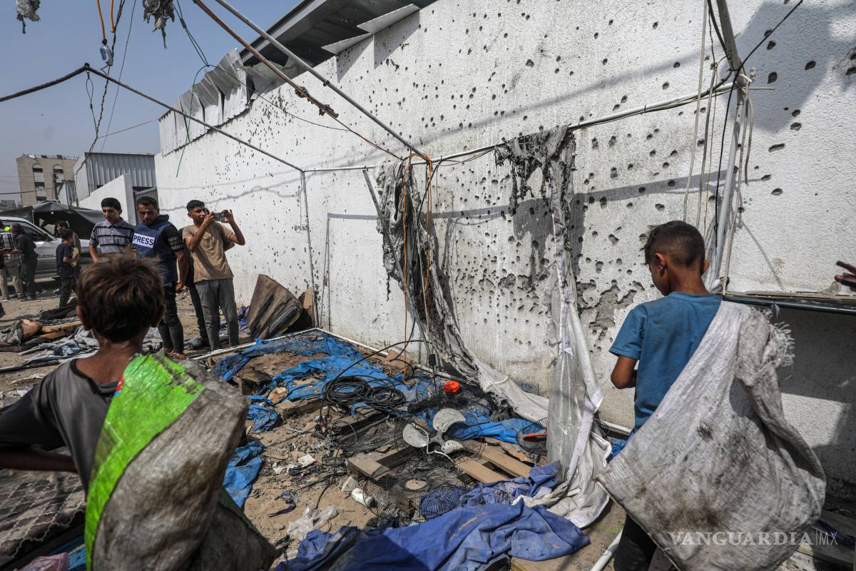 $!Palestinos inspeccionan la tienda de campaña del equipo de Al Jazeera destruida tras un bombardeo israelí, fuera del Hospital Al-Shifa en la ciudad de Gaza.