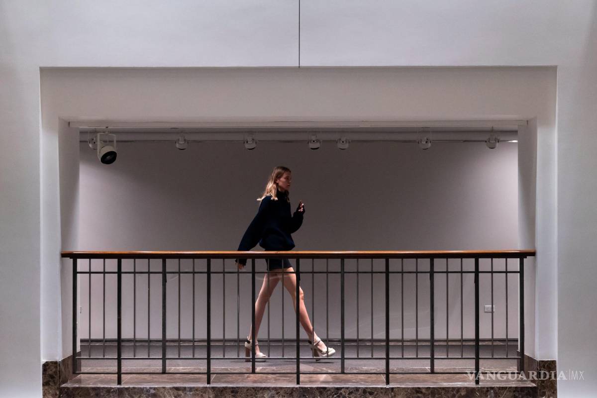 $!Una modelo camina entre bastidores antes de un desfile de Brandon Maxwell durante la Semana de la Moda de Nueva York.