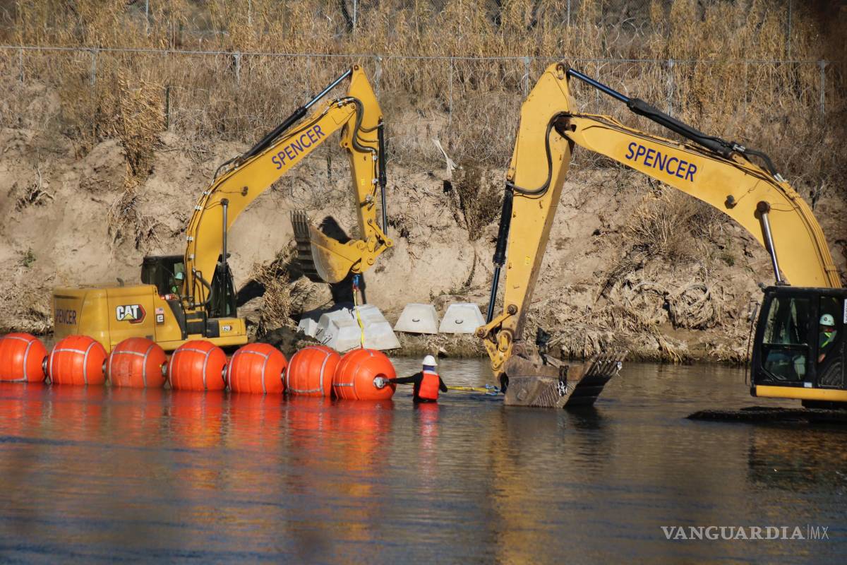 $!Durante los primeros días de la administración de Donald Trump, el muro flotante que colocó Greg Abbott, gobernador de Texas, estaba siendo reforzado.