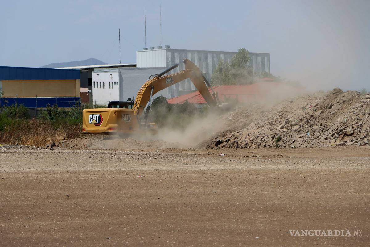 Inician limpieza y nivelación del predio donde construirá Sedena un hospital regional del IMSS en Saltillo