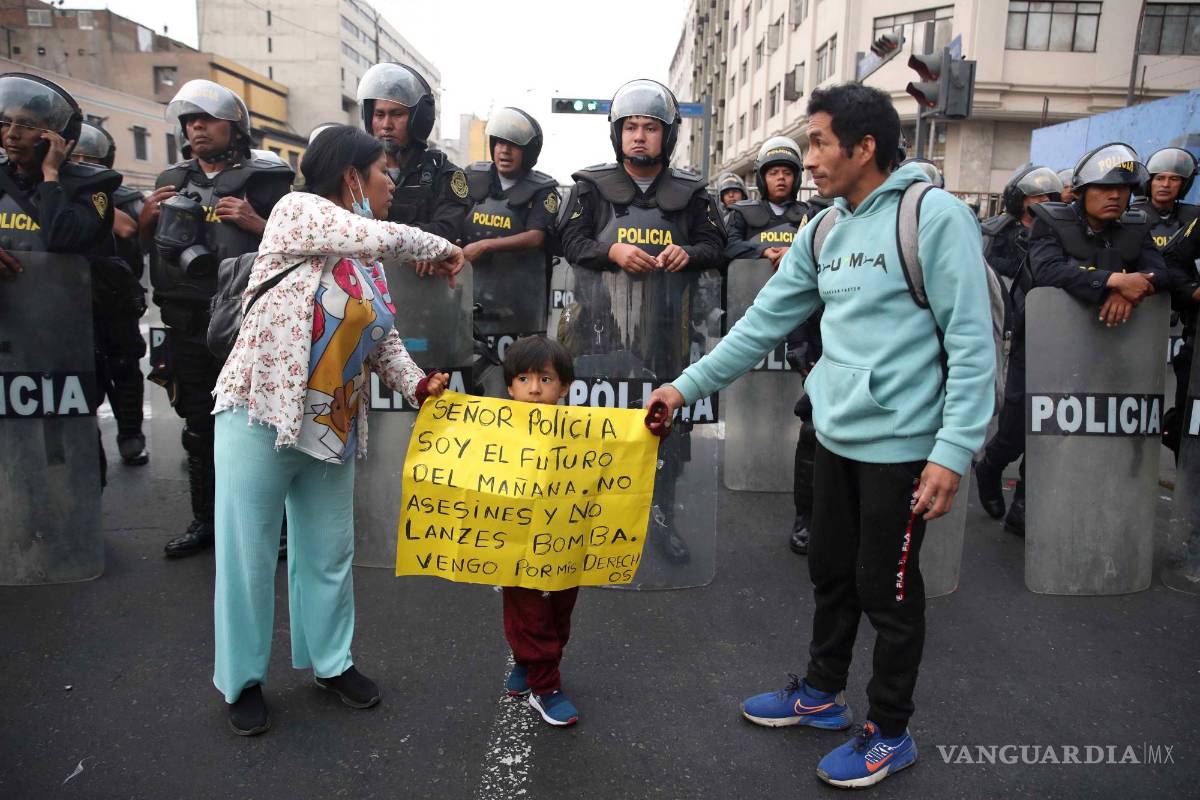 $!Cientos de manifestantes a favor de Pedro Castillo y en contra del Congreso se manifiestan en las calles del centro, en Lima, Perú.