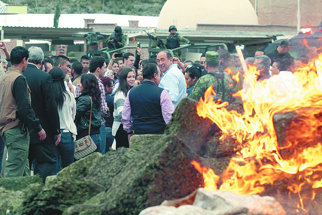Destruyen en Saltillo toneladas de droga, alcohol y máquinas tragamonedas