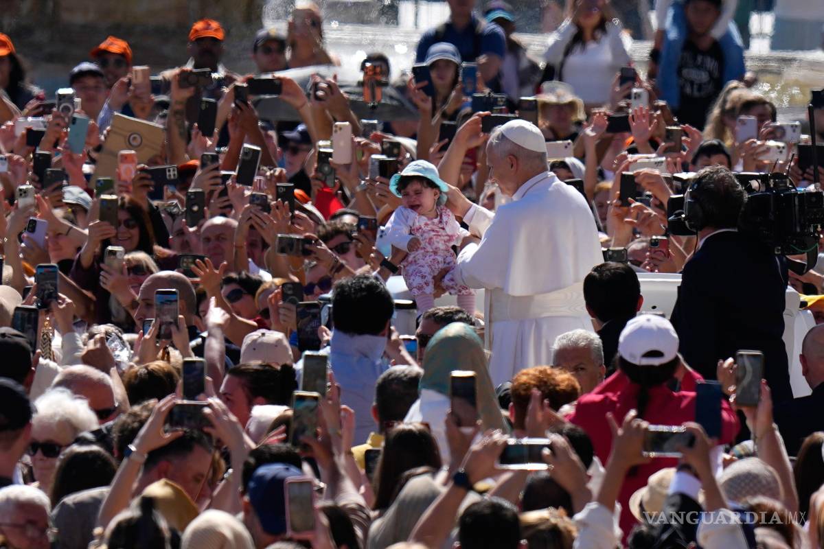 $!El papa León XIV bendice a un niño a su llegada a la Plaza de San Pedro, en el Vaticano, para su audiencia general semanal.
