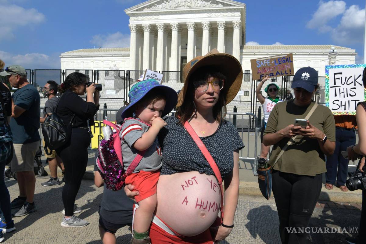 $!Una mujer embarazada lleva escrito en su vientre Todavía no es un humanos, durante una manifestación en Washington contra el fallo que prohíbe el aborto.