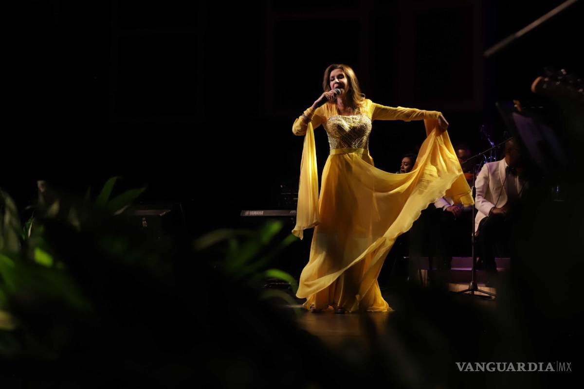 Endulza Guadalupe Pineda al público de Saltillo en una noche de gala