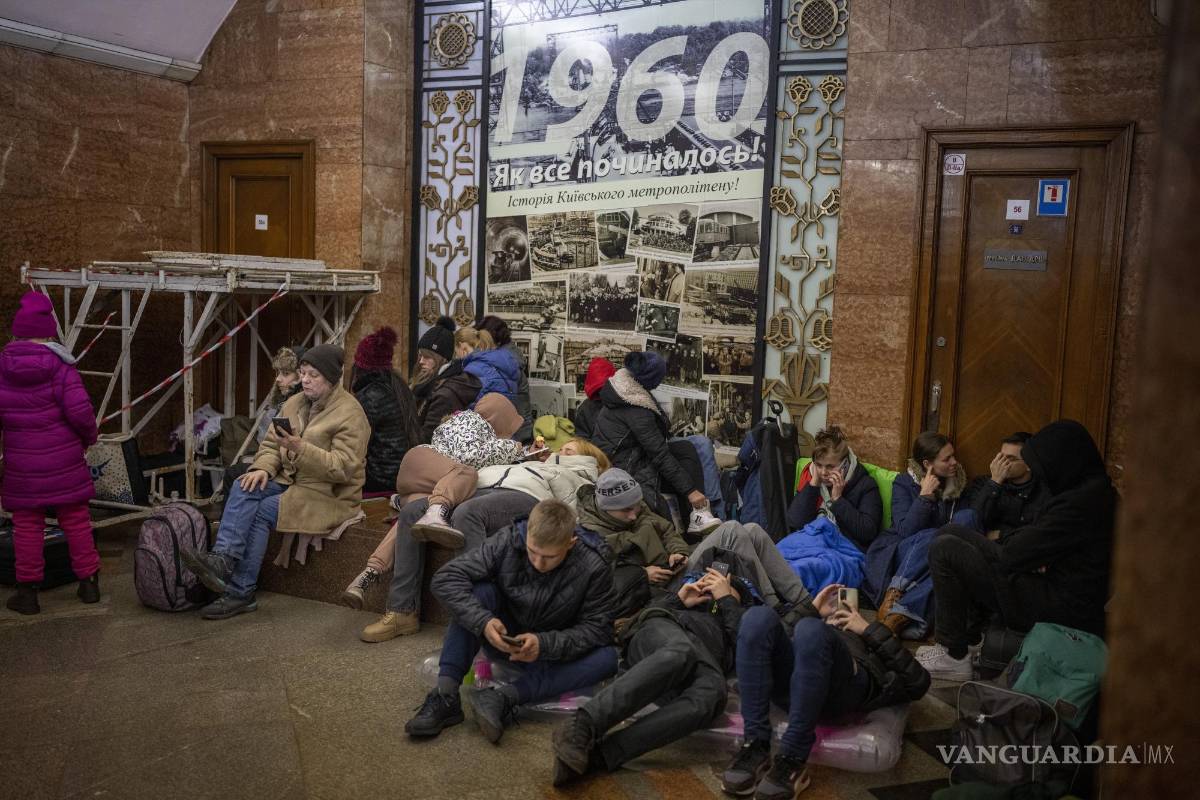 Ante el asedio ruso, ucranianos buscas refugio en el metro y en sótanos