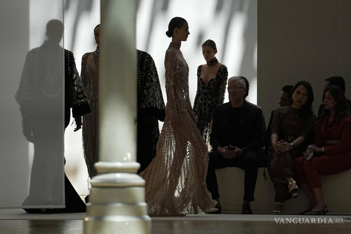 $!Una modelo luce una creación en el desfile de la colección de alta costura otoño/invierno 2022-2023 de Elie Saab en París.