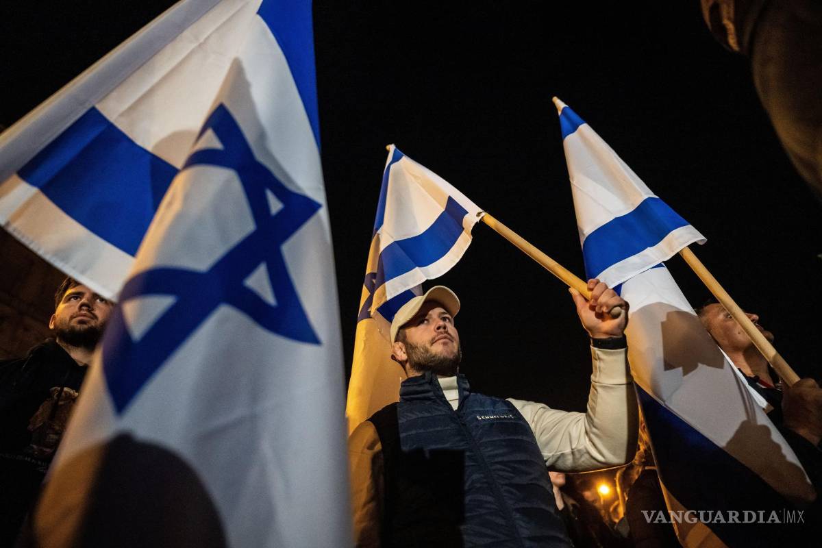 $!Personas en una manifestación en memoria de las víctimas del ataque de Hamás contra civiles en Israel en Budapest, Hungría.