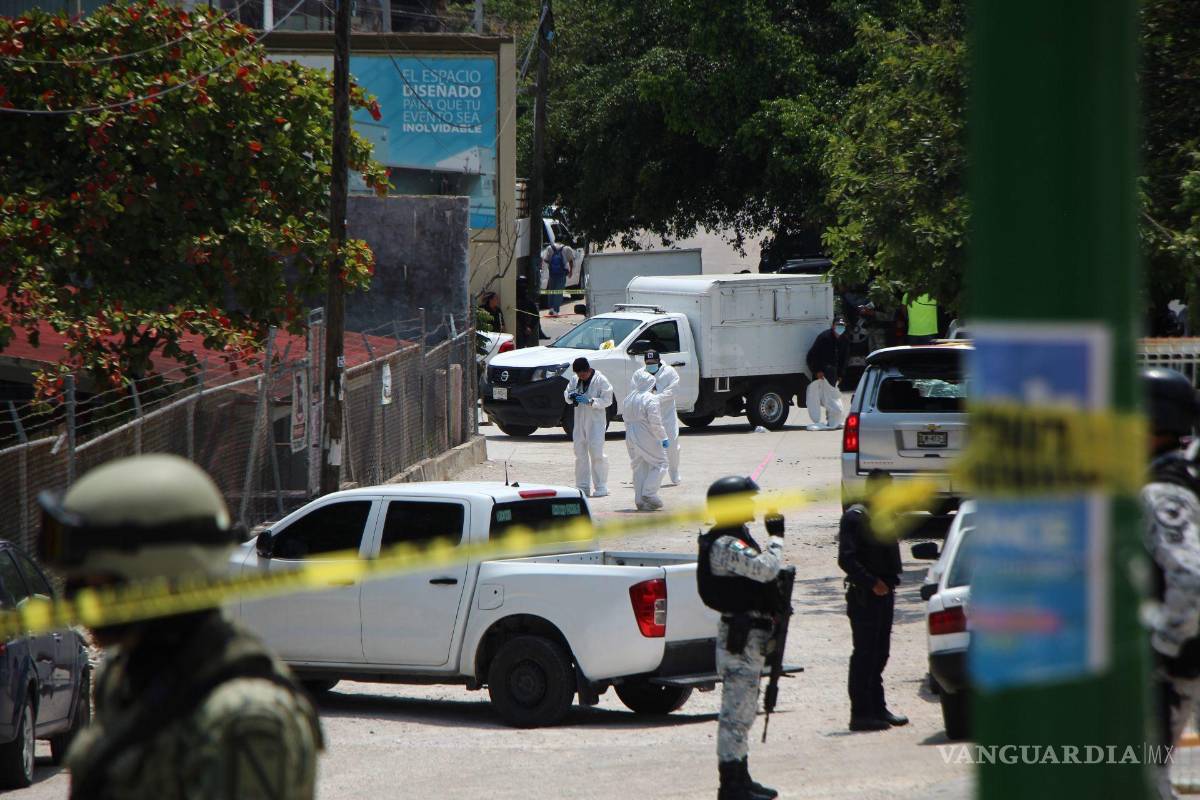 $!Peritos y elementos de seguridad llegaron para realizar las debidas diligencias, donde dos escoltas fallecieron al interior de la camioneta que circulaban.
