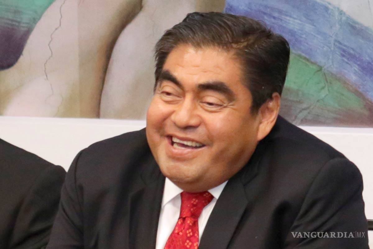 Toma Miguel Barbosa control de colegios privados en Puebla