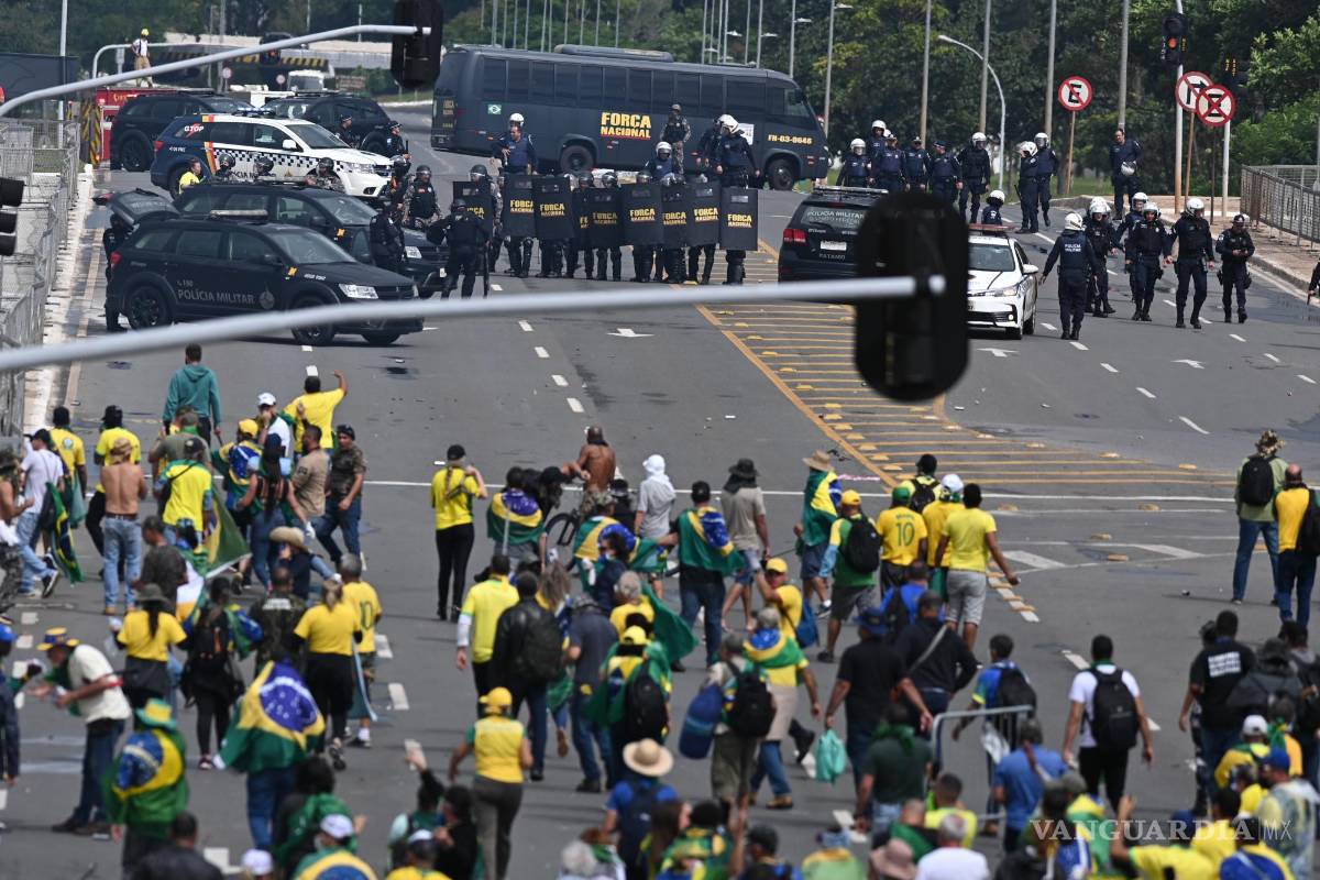 $!Seguidores de Jair Bolsonaro invadieron el Palacio de Planalto, sede del Ejecutivo, la Corte Suprema y el Congreso Nacional.