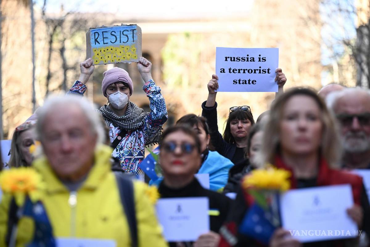 $!Una manifestación que conmemora los 10 años del derribo del vuelo 17 de Malaysia Airlines (MH17), en Martin Place en Sydney, Australia.