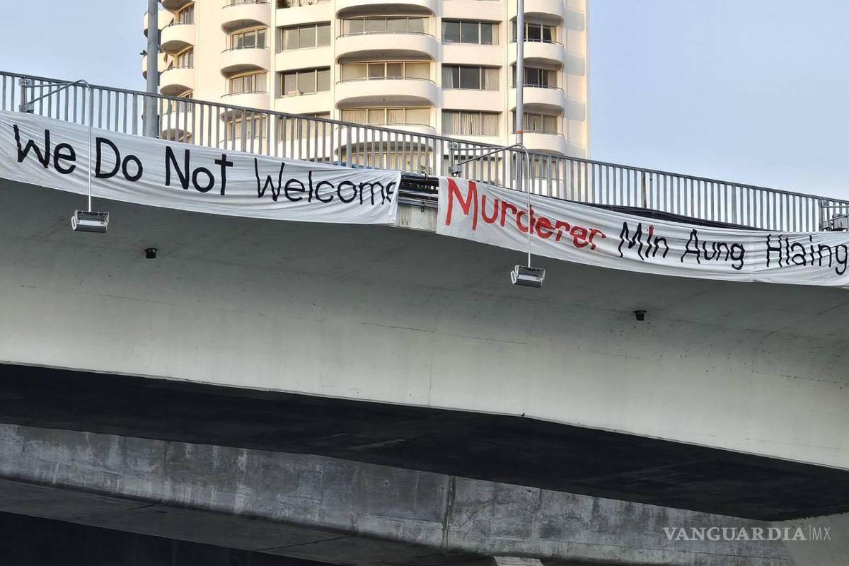 $!Grupos opuestos a la junta militar de Birmania protestan contra la visita a Bangkok del general golpista, Min Aung Hlaing.