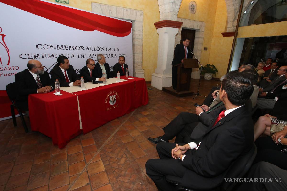 Realizan pase de lista de los primeros alumnos del Ateneo Fuente de Saltillo en las celebraciones del 150 aniversario