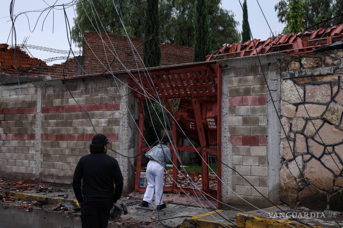 $!OJOCALIENTE, ZACATECAS, 31AGOSTO2026.- Lugar donde fue colocado, presuntamente, un vehículo con un artefacto explosivo la noche de ayer. La onda expansiva afectó cuatro cuartas a la redonda y catorce carros entre particulares y policiales. FOTO: ADOLFO VLADIMIR /CUARTOSCURO.COM