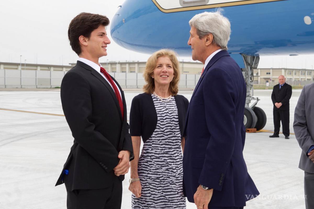 $!El entonces secretario de Estado, John Kerry (d), conversando con el nieto del expresidente de Estados Unidos John F. Kennedy, Jack Schlossberg.