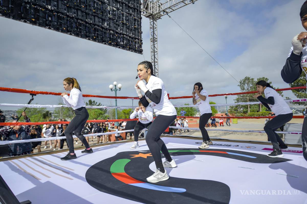 $!Más de 2 mil personas participaron en la clase de boxeo en Saltillo, dirigida por la boxeadora Mónica Trejo, durante un evento de unidad nacional.
