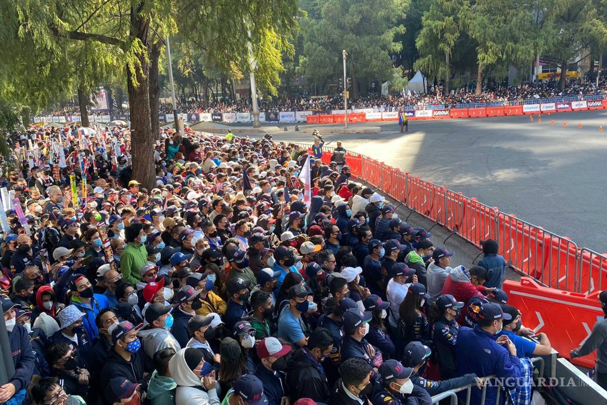 $!Como se esperaba, la gente se dio cita en el Show Run de Red Bull, en donde el principal atractivo es la exhibición de Sergio Checo Pérez corriendo su RB7. El evento que se lleva a cabo en Paseo de la Reforma. Foto: Agencia EL UNIVERSAL/Agustín Chávez/RDB