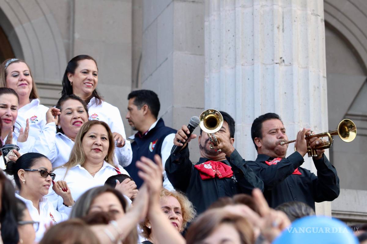 Resuenan mañanitas en la Alameda de Saltillo por 125 aniversario de la BENC