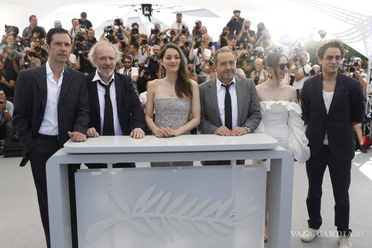 $!(De izquierda a derecha) Melvil Poupaud, Arnaud Desplechin, Marion Cotillard, Patrick Timsit, Cosmina Stratan y Benjamin Siksou asisten en Cannes, Francia.