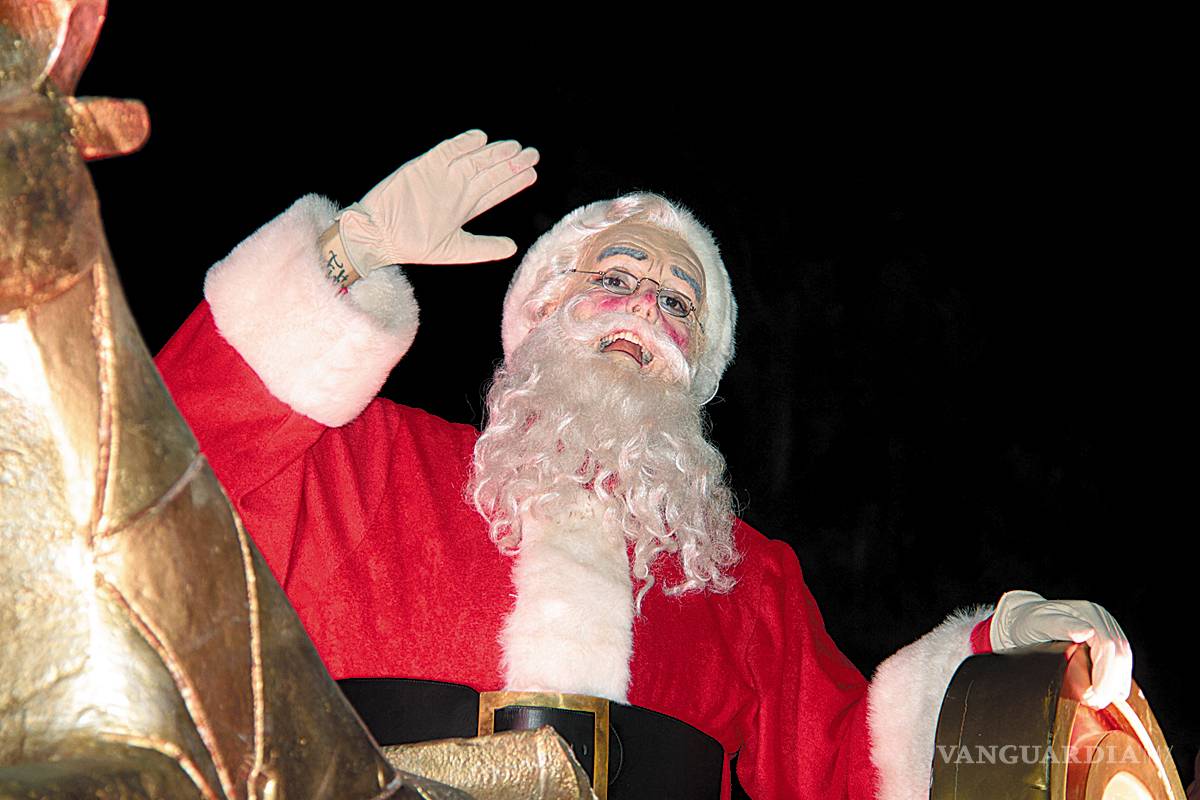 Miles disfrutan de desfile navideño en Saltillo