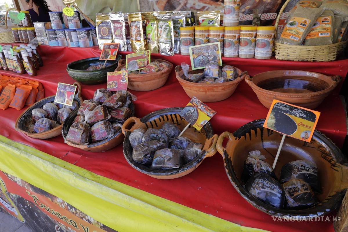 $!Venta de productos típicos en la Expo Oaxaca, que estará estas semanas en la Plaza de las Ciudades Hermanas.