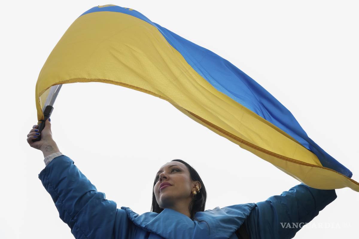 $!Maria Litichevska sostiene una bandera ucraniana durante una protesta en oposición a la administración Trump frente al Ayuntamiento de San Francisco.
