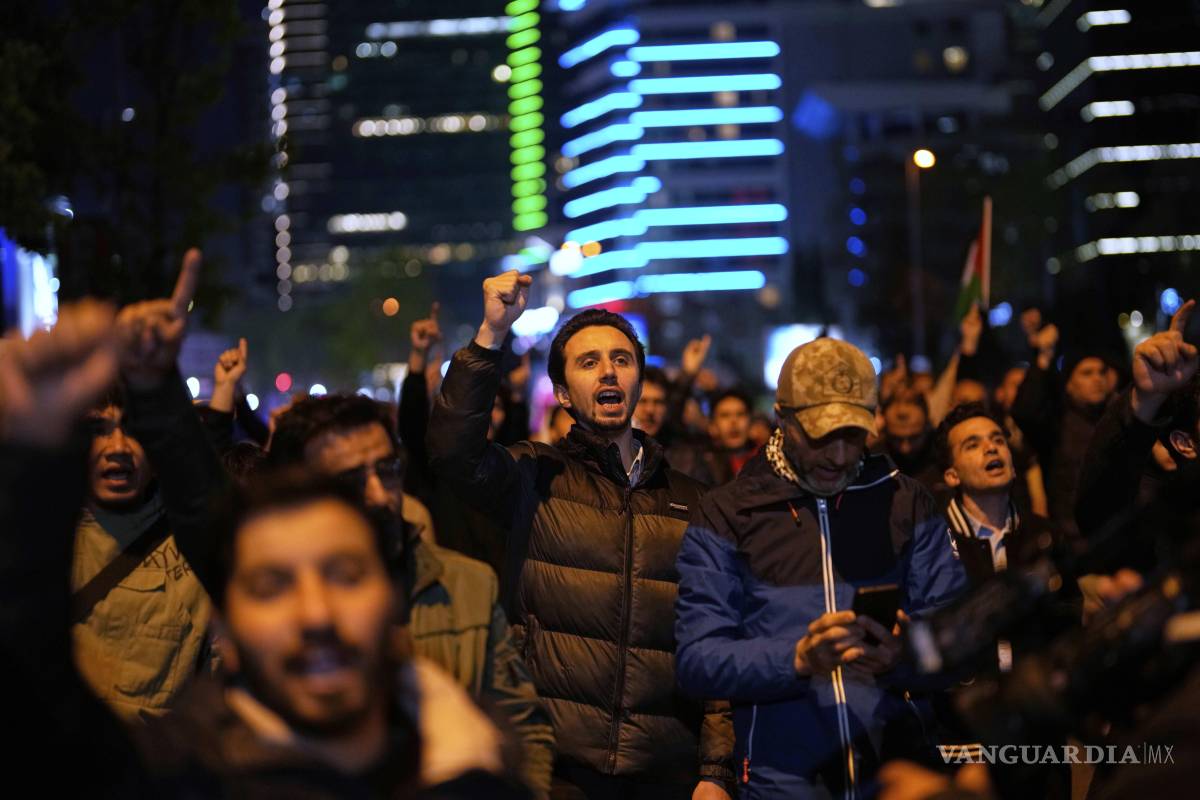 $!Protesta contra un ataque con drones israelíes contra un buque que transportaba ayuda a Gaza en aguas internacionales frente a Malta, frente al consulado israelí en Estambul.