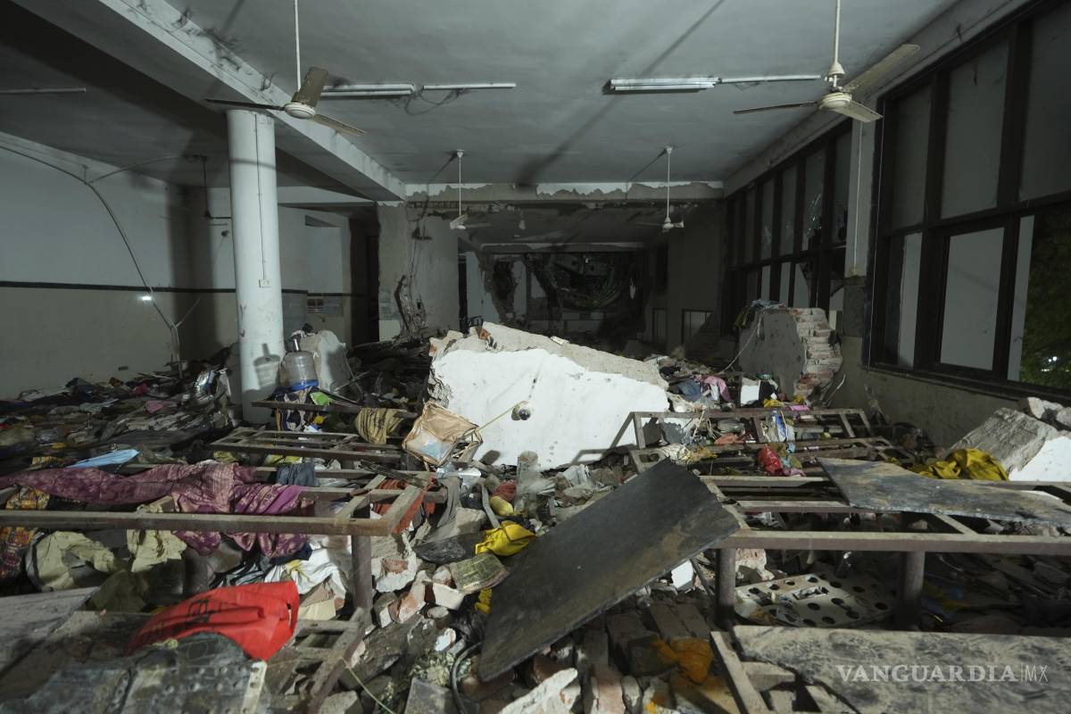 $!Vista interior de un comedor donde la cola del avión 787 Dreamliner se atascó en el lugar donde se estrelló otro avión en la ciudad de Ahmedabad.