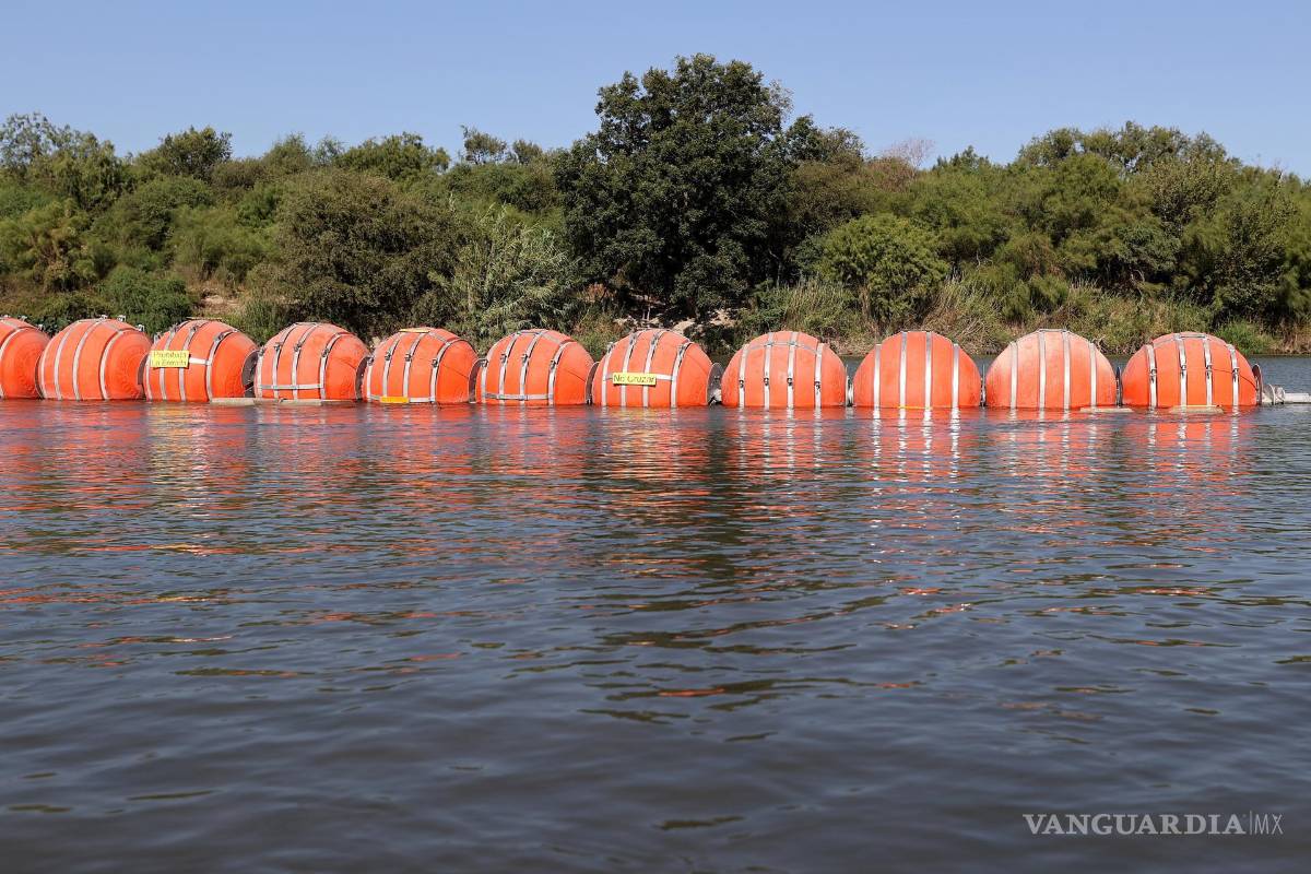 $!El gobernador de Texas, Greg Abbott, instaló boyas en el río Grande para evitar que los migrantes cruzaran la frontera.