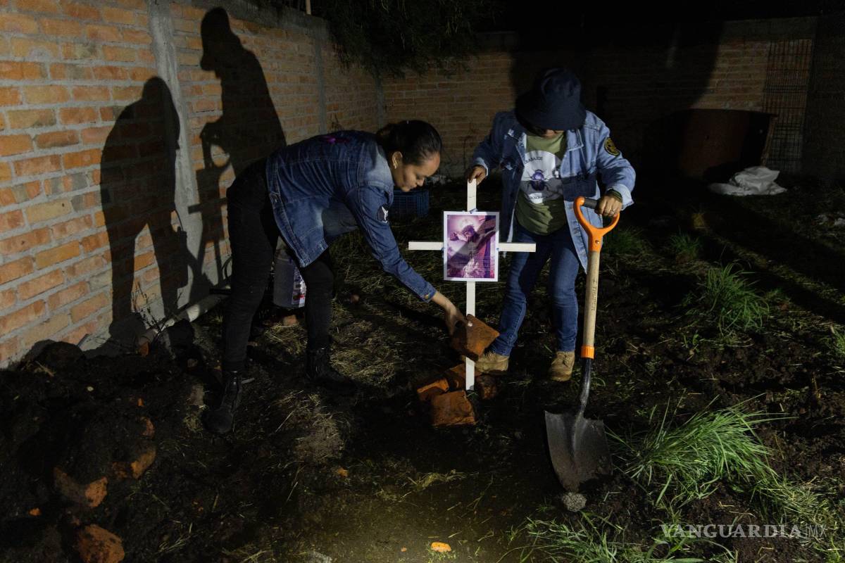 $!JEREZ, ZACATECAS, 23 JUNIO 2026. - Durante dos días de trabajo, mujeres buscadoras localizaron cuatro fosas clandestinas en el interior de un rancho en la zona conocida como la Cienega. Después de un reporte anónimo, el colectivo independiente de búsqueda forense “Las Escarabajo”, llegó al lugar el domingo 21 de junio, después de estar prospectando por varios lugares en el interior del sitio, fue localizada la primer fosa en el interior de un cuarto en obra negra, por lo que informaron del hallazgo a Fiscalía, pero en la espera de la orden de cateo, tardaron todo el día para ingresar y solo poder llevarse los restos completos de un hombre joven quien habría muerto atado de pies y manos.