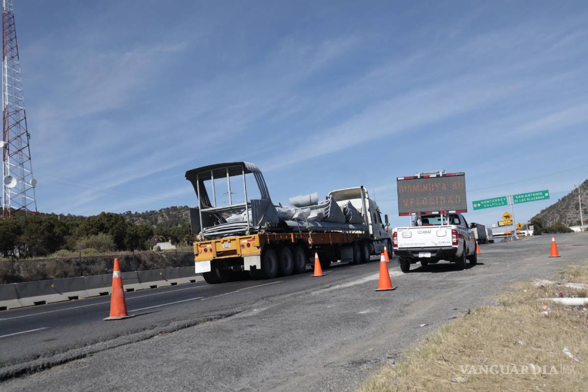 $!Presencia de CAPUFE y policia municipal de Arteaga en el tramo de la carretera 57 conocida como “Los chorros”