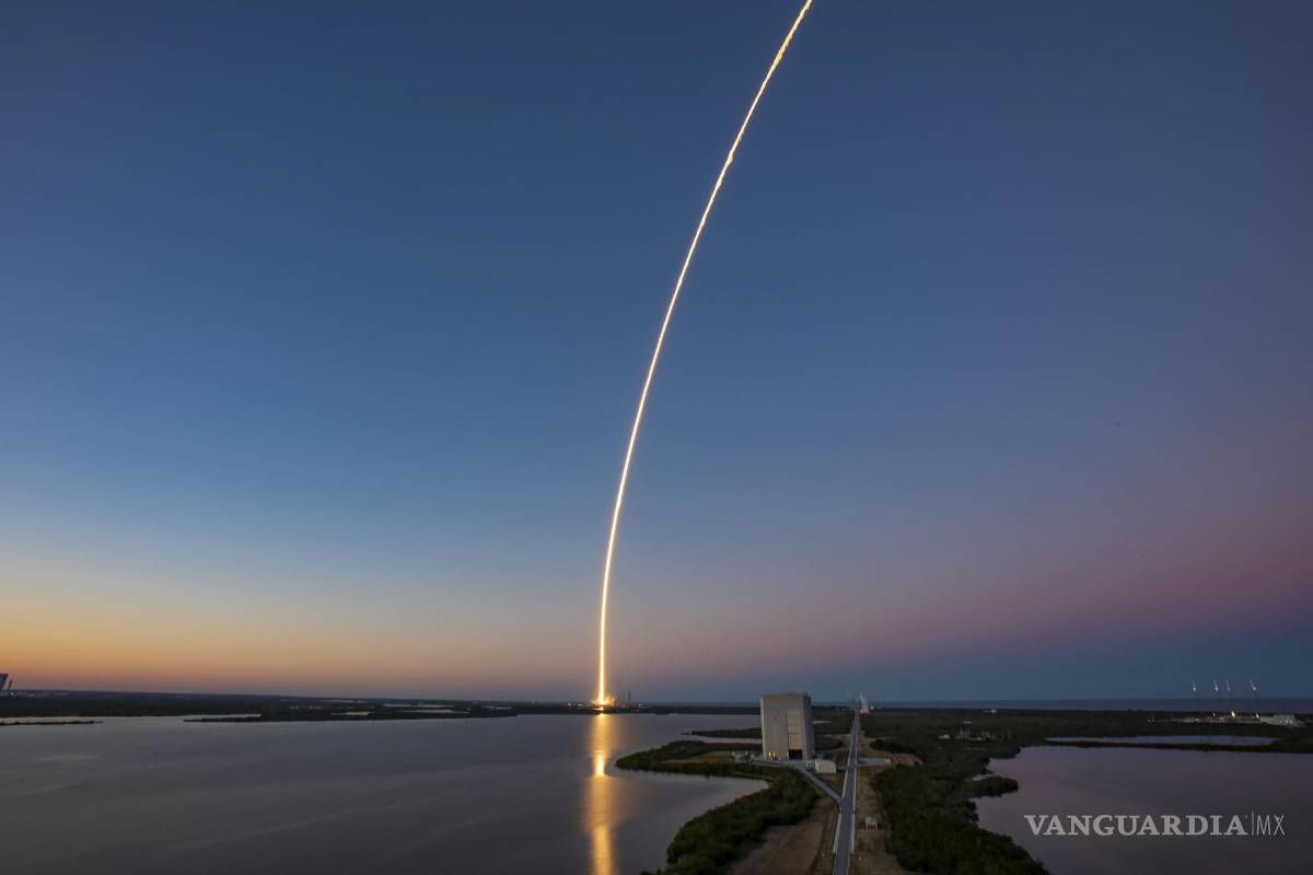 Space X lanzó el cohete Falcon Heavy con dos satélites del Ejército de Estados Unidos