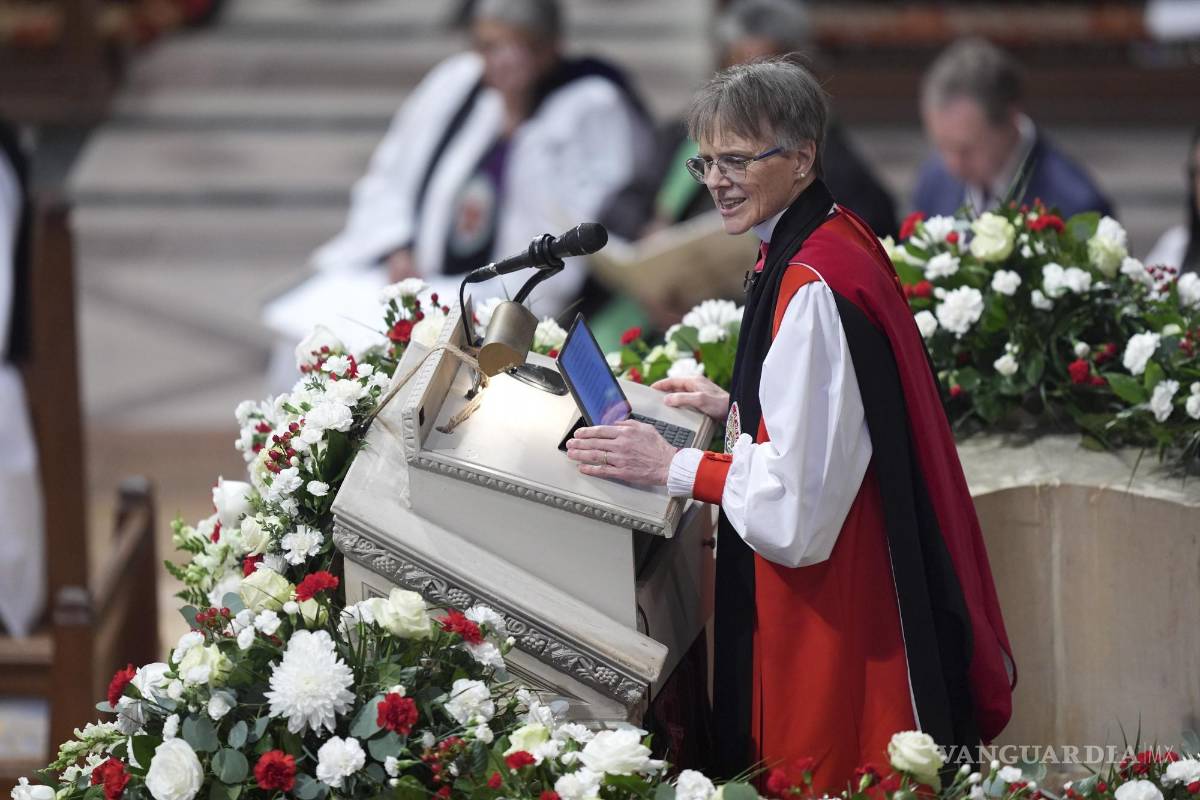 $!La obispa Mariann Budde dirige el servicio nacional de oración al que asistió el presidente Donald Trump en la Catedral Nacional de Washington.