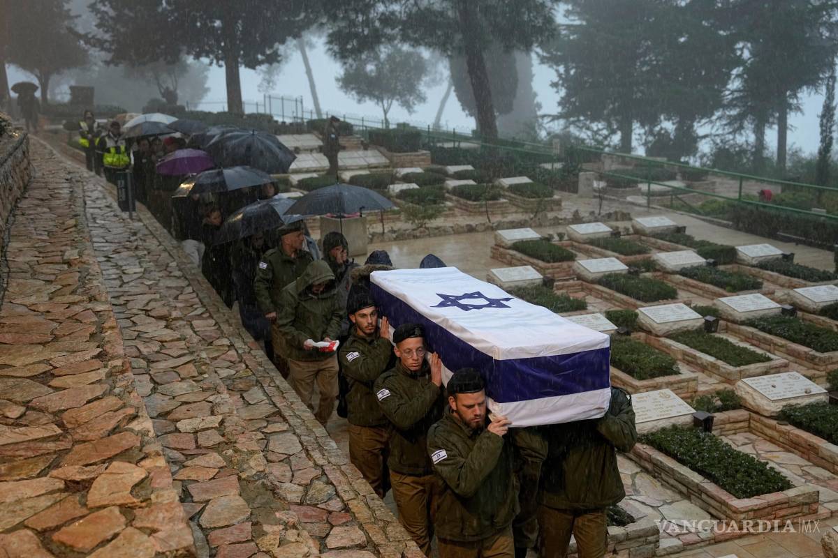 $!Soldados israelíes cargan el ataúd del reservista Elkana Vizel en su funeral en el cementerio militar Monte Herzl en Jerusalén, el martes 23 de enero de 2024.
