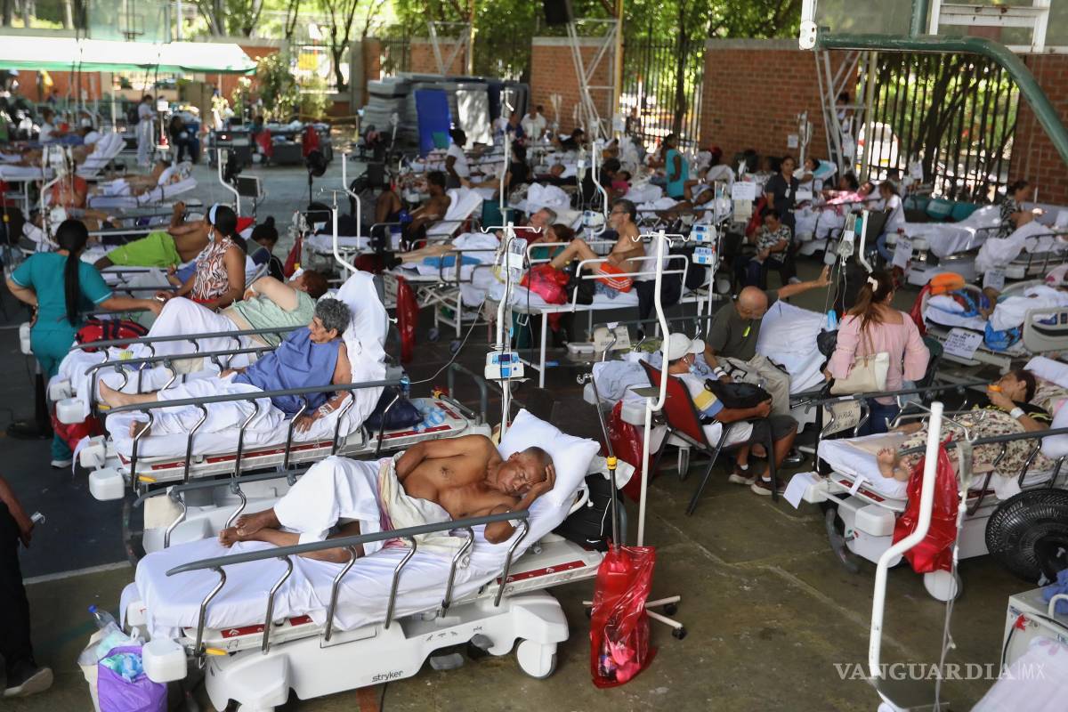 $!Pacientes de una clínica evacuada por a los daños causados por el terremoto, decansan en un albergue habilitado en el gimnasio de una escuela cercana, en Cali