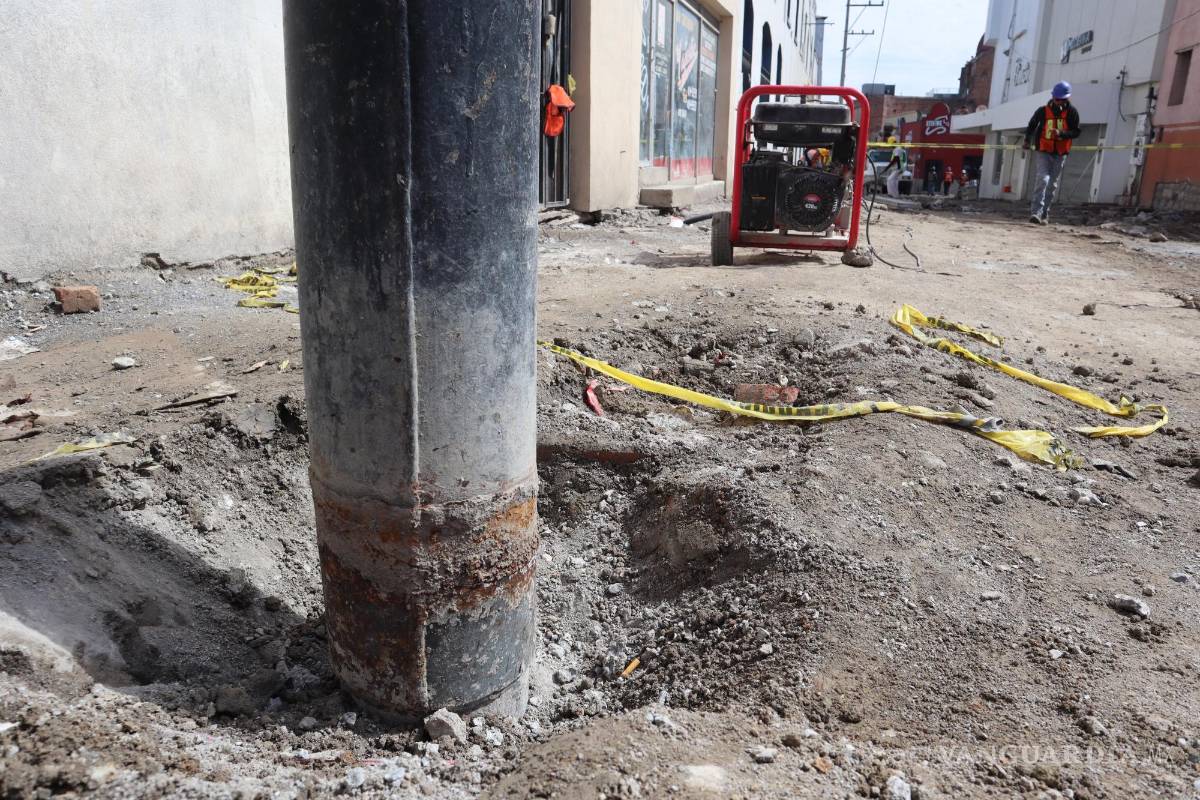$!CFE retira postes de la calle Padre Flores.